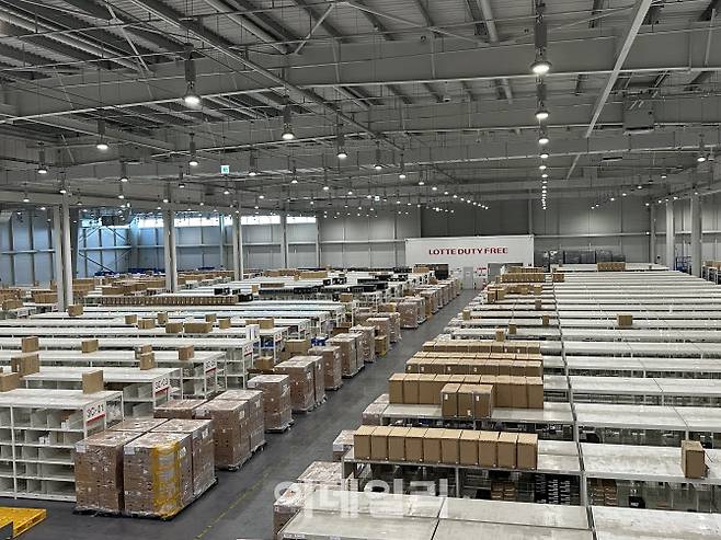 롯데면세점 인천 제2통합물류센터 내 주류, 의류, 명품 등 각종 면세품들이 쌓여 있다.(사진=정병묵 기자)