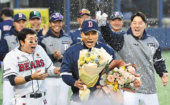지난 1일 감독 데뷔전을 승리한 뒤 이승엽 두산 감독이 선수들에게 축하를 받고 있다. /최문영 스포츠조선 기자