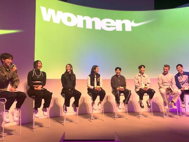 왼쪽 두 번째부터 안무가 립제이, 육상 국가대표 정혜림 선수, 배드민턴 국가대표 안세영 선수, 여자축구 국가대표팀의 지소연·김혜리 선수, 콜린 벨 감독. 이정아 기자