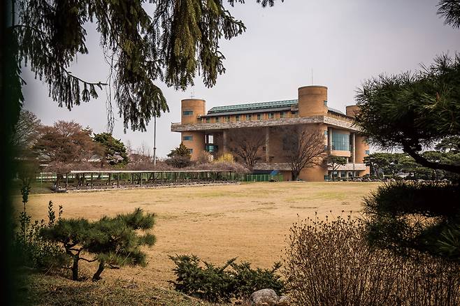 경기도 이천 소재 아가동산 안쪽의 외부인이 접근 불가능한 건물(왼쪽)에는 김기순의 거처와 공동식당 등이 모여 있다. 주변에는 유리온실 10채가 설치돼 있다. ⓒ시사저널 최준필