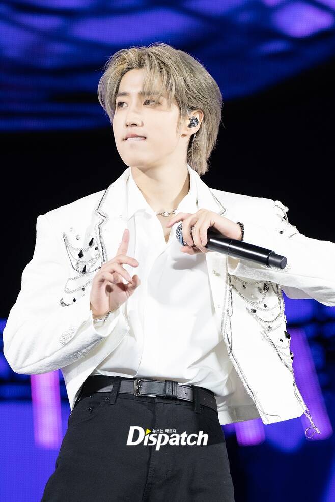 Stray Kids Han overwhelmed the LA stage with his earnest force.Stray Kids performed the final performance of their second World Tour MANIAC at Bank of California AT&T Stadium in Los Angeles on the 3rd (Korea time).Han boasted of his blond hair on the day. He stole his gaze with a young-looking visual. He led the scene with a gesture like a sword.Stray Kids delivered a powerful performance for 210 minutes, filling the vast AT&T Stadium with astute charm.The North American AT&T Stadium performance is the second record in K-pop boy group history. Stray Kids promised a new album and next tour.