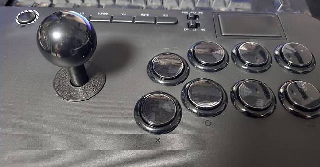 조이스틱이 산와 스틱에 비해 살짝 높은 편