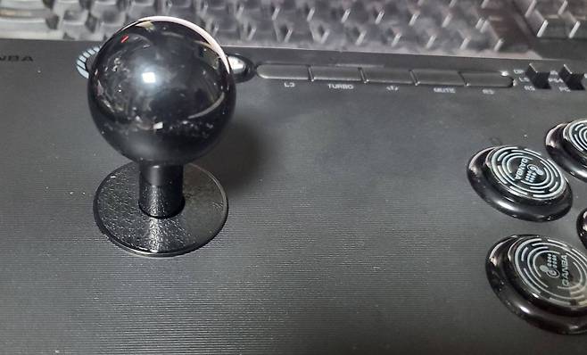 스틱과 버튼 사이의 간격이 넓다