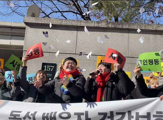 동성 커플 소성욱·김용민씨가 지난 2월21일 배우자의 건강보험 피부양자 자격을 인정해달라며 국민건강보험공단을 상대로 행정소송 항소심에서 승소한 뒤 기뻐하고 있다. 김희진 기자