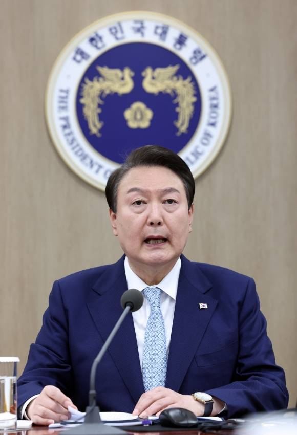 윤석열 대통령이 4일 용산 대통령실 청사에서 열린 국무회의에서 모두 발언을 하고 있다. 연합뉴스