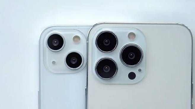 유출된 회로도를 기반으로 제작된 아이폰13 모형. 왼쪽 아이폰13, 오른쪽 아이폰13 프로. 사진=맥루머스