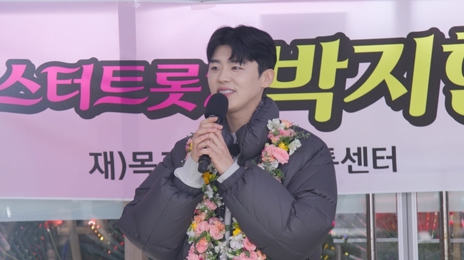 Mr Trot2 is a special feature of the second talk concert will reveal the X-file of TOP7.In the first TV CHOSUN Mr.Trot2 Talk Concert to be broadcasted on April 6, The Master Corps including MC Kim Seong-joo and Jang Yoon-jung will perform a talk show that explodes laughter and emotion.VCR, a group picture that robs the eye with flower beauty, and TOP3s surprise scene video, which overturned the citizens, are expected to catch up with fans.Especially, it is predicted that the X-file of TOP7, which has never been released anywhere, will be revealed and it is making the fandom shake.Starting with the story of Choi Jong-jins safety lessons only sleeping for an hour, the TOP7 appearance rankings selected by Choi Jong-suns Park Ji-hyun will also be revealed.