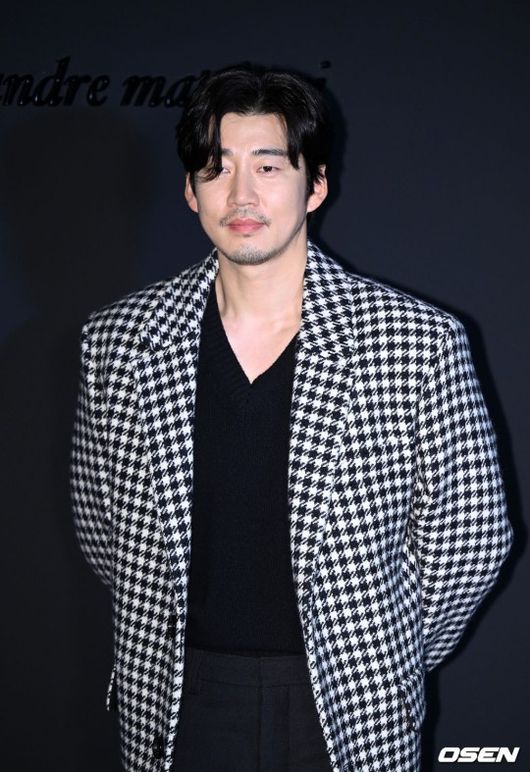 From Yoon Kye-sang, CEO of Wife with annual sales of 34.2 billion, to Kim Jin-su, a comedian with a star lyricist as Wife, I gathered envious husbands with a powerful specification Wife.In June 2021, Yoon Kye-sang met with a businessman who was five years younger than him and his acquaintance at the end of 2020, and said that he was in love with him.At that time, Yoon Kye-sang said of Wife, He is a person who warms the surroundings with good character. When my body and mind were tired, he protected me and healed me with love. He is a really good person.So I was convinced that I wanted to be together for the rest of my life. When Yoon Kye-sangs devotion and marriage news came out, his interest in his wife, Chae Hye-young, was poured out.Cha Hye-young established N companys hand cream brand in 2019 and drew attention by recording annual sales of 900 million won in 2019 alone to 5.5 billion won in a year. And the most recent record is known to be in 2021, with sales of 34.2 billion won.As of 2023, it is estimated that it has succeeded in entering overseas markets such as Europe and the Americas, and it is expected to record several times more sales.Wife Yoon Mi Lee, a singer and songwriter of The main video lesson, is also proud of her powerful specs. The two, who are also known as band-to-band couples, married in 2006 and have three children.The main video lesson, who made his debut as a composer in 1993 and worked as a singer-songwriter and music producer, composes a number of popular songs including singer Jung Jung Hwa and composes more than 300 popular songs.In a recent broadcast, The main video lesson said, I do not really know about money, so Wife takes care of money management.I do not know exactly how much property I have and how much I have spent, he said. Wife knows more about stocks and quotes than I do. In addition, Yoon Mi Lee has been close to the presidents of Koreas wealthiest people from the first to the tenth, and his great connections have also attracted attention.Exposure vitamins are also considered to be entertainers with ability Wife.Exposure vitamin, which was popular as a member of the original idol group NRG, gave birth to a 6-year-old wife who had been dating since 2008 and her first daughter in November 2009 and married in 2011.Exposure vitamin, who currently has two daughters, expressed satisfaction with her marriage, saying, Im happy. I think I got married well. Ive changed because of Wife. Wife is the only one who can fix me.Especially, Exposure vitamin said, I live as Wife manages. I live like a doll of Wife. I do not have my money under the sky. I have only Wife money. I gave my pocket money 30,000 won a month.Park Myeong-soo, who heard it on the air at the time, responded that he lives like a slave. However, last year, Exposure vitamin said, I lived for 11 years and Wife bought a building with my name a while ago.Kim Jin-su, a comedian who married Yang Jae-sun, a famous lyricist who was four years younger in 2003, is also a famous star with His wife, Yang Jae-sun, wrote many famous songs in Korea, including Sung Si Kyungs The Way to Me, Hee Hee Jae, Shin Seung Hoons I Believe and Kim Jin-su said, The only blessing I have is to live in a house like this. I spent all the money I had saved. I would have spent it 10 years ago. Copyright fees come in every year.I am regarded as an entertainer who has met Wife well everywhere, he said.