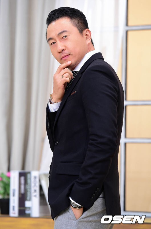 From Yoon Kye-sang, CEO of Wife with annual sales of 34.2 billion, to Kim Jin-su, a comedian with a star lyricist as Wife, I gathered envious husbands with a powerful specification Wife.In June 2021, Yoon Kye-sang met with a businessman who was five years younger than him and his acquaintance at the end of 2020, and said that he was in love with him.At that time, Yoon Kye-sang said of Wife, He is a person who warms the surroundings with good character. When my body and mind were tired, he protected me and healed me with love. He is a really good person.So I was convinced that I wanted to be together for the rest of my life. When Yoon Kye-sangs devotion and marriage news came out, his interest in his wife, Chae Hye-young, was poured out.Cha Hye-young established N companys hand cream brand in 2019 and drew attention by recording annual sales of 900 million won in 2019 alone to 5.5 billion won in a year. And the most recent record is known to be in 2021, with sales of 34.2 billion won.As of 2023, it is estimated that it has succeeded in entering overseas markets such as Europe and the Americas, and it is expected to record several times more sales.Wife Yoon Mi Lee, a singer and songwriter of The main video lesson, is also proud of her powerful specs. The two, who are also known as band-to-band couples, married in 2006 and have three children.The main video lesson, who made his debut as a composer in 1993 and worked as a singer-songwriter and music producer, composes a number of popular songs including singer Jung Jung Hwa and composes more than 300 popular songs.In a recent broadcast, The main video lesson said, I do not really know about money, so Wife takes care of money management.I do not know exactly how much property I have and how much I have spent, he said. Wife knows more about stocks and quotes than I do. In addition, Yoon Mi Lee has been close to the presidents of Koreas wealthiest people from the first to the tenth, and his great connections have also attracted attention.Exposure vitamins are also considered to be entertainers with ability Wife.Exposure vitamin, which was popular as a member of the original idol group NRG, gave birth to a 6-year-old wife who had been dating since 2008 and her first daughter in November 2009 and married in 2011.Exposure vitamin, who currently has two daughters, expressed satisfaction with her marriage, saying, Im happy. I think I got married well. Ive changed because of Wife. Wife is the only one who can fix me.Especially, Exposure vitamin said, I live as Wife manages. I live like a doll of Wife. I do not have my money under the sky. I have only Wife money. I gave my pocket money 30,000 won a month.Park Myeong-soo, who heard it on the air at the time, responded that he lives like a slave. However, last year, Exposure vitamin said, I lived for 11 years and Wife bought a building with my name a while ago.Kim Jin-su, a comedian who married Yang Jae-sun, a famous lyricist who was four years younger in 2003, is also a famous star with His wife, Yang Jae-sun, wrote many famous songs in Korea, including Sung Si Kyungs The Way to Me, Hee Hee Jae, Shin Seung Hoons I Believe and Kim Jin-su said, The only blessing I have is to live in a house like this. I spent all the money I had saved. I would have spent it 10 years ago. Copyright fees come in every year.I am regarded as an entertainer who has met Wife well everywhere, he said.