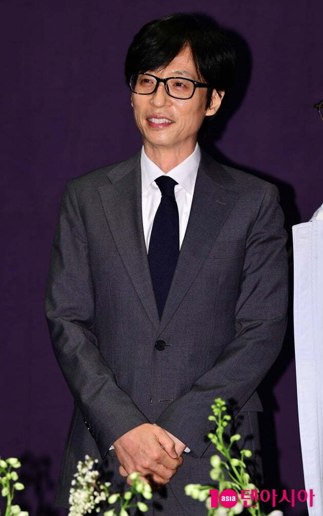 Singer Lee Seung-gi and actor Lee Da-in posted a Wedding ceremony today (7th).Lee Seung-gi and Lee Da-in signed a 100-year anniversary at the Seoul Parnas Grand Ballroom Hall at 6 pm on July 7.Wedding ceremony The scene was crowded with two hours before the ceremony to see entertainers to attend as bridegrooms, brides and guests.Lee Seung-gi, famous for his entertainment industry. During his long career in the entertainment industry, his friends came to the ceremony.Yoo Jae-suk, who is in charge of the mainstream society, Kang Ho-dong, Seo Jang-hoon, Lee Soon-jae, Lee Seung-jae, Seung-geun Lee, Seung-geun Lee, Seung-geun Lee, Seung-woong Lee, Seung-wook Lee, Seung-wook Lee, Seung-wook Lee, Seung-wook Lee, Seung-gi Lee, Lee Seung-gi Lee, I did.Seoul Parnas is famous for its thorough security. It has a capacity of 1494 people and is a large-scale ceremony. Kolon Global vice president Lee Kyu-ho also put up a wedding ceremony.Early on, dozens of security personnel created photo walls and cleared areas, as Seoul Parnas is a popular destination.Kang Ho-dong, who had been constantly breathing such as 1 night and 2 days and Gangbangjang, said, I will celebrate my marriage sincerely.Yoo Jae-Suk took on the Wedding ceremony society, and it was a word that removed the speculation that Kang Ho-dong and Lee Seung-gi had become distant.Lee Sang-yoon, Yook Sungjae, Jung Eun-woo, and Yang Se-hyeong, who had a relationship with all the butlers, also took place. Yang Se-hyeong said, I can not believe that Seunggi is getting married.I hope you live a happy and well life, he said.Super Junior Eunhyuk said, Its been a long time since Ive known Seunggi. I feel strange because I am an entertainer of the same age and have a long relationship with the military. Its strange that Seunggi gets married.I want you to live happily ever after.Wedding ceremony of Lee Seung-gi and Lee Da-in is decorated with the first part of the main ceremony and the second part of the rehearsal ceremony. The first part is conducted by Yoo Jae-suk.The celebration was a singer, the second part was Broadcaster Lee Soo-geun, and the ceremony was held by Son Ji-chang.Lee Seung-gi and Lee Da-in officially acknowledged their romance in May 2021.Lee Seung-gi said in February, I have decided to share the rest of my life with my beloved Lee Da-in as a couple, not a lover. Lee Da-in is warm-hearted and loving, He said.Lee Da-in is an actor who appeared in drama Come and Hug, Doctor Prisoner, Alice, etc.