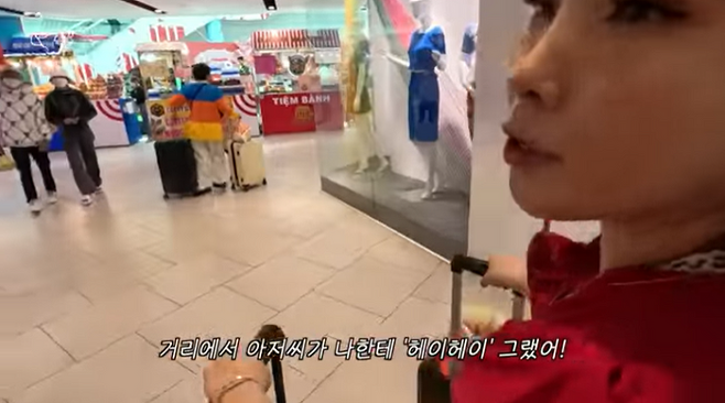 Comedian Shin Bong-sun has turned into a Vietnamese local.On the 6th, Shin Bong-suns video titled Vietnam Make Up and Nanpa was posted.Shin Bong-sun in the video went to a local beauty shop, saying that he was going to enjoy his life as a fashionable person in Vietnam all day long. ⁇  Dalat! Shin Bong-sun, who asked me to make it a princess, said, I can not hide my smile when I expect the Make up artist to be 26-27 years old.Shin Bong-sun, who finished making up hair settings, changed clothes and went out. Shin Bong-sun, who visited the shopping mall before departure, just got Nanpa?On the street, he laughed at the unexpected thing that he did to me  ⁇  Heisei period Heisei period ⁇ .