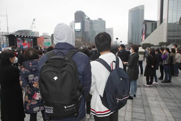지난 2021년 4·7 재보궐선거 당시 서울 강남구 코엑스동문광장에서 열린 국민의힘 오세훈 서울시장 유세를 20대 젊은 유권자가 지켜보고 있다. / 국회사진 기자단