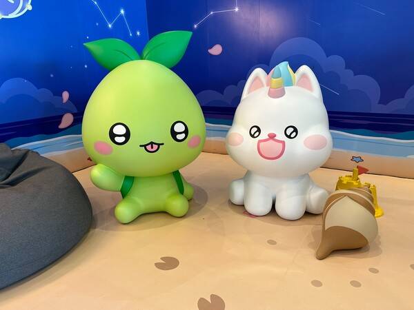 - 부산 밤 바다 구경 중인 모코코와 코니