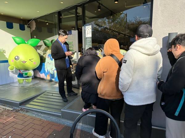 - 번호표를 뽑는 방문객들