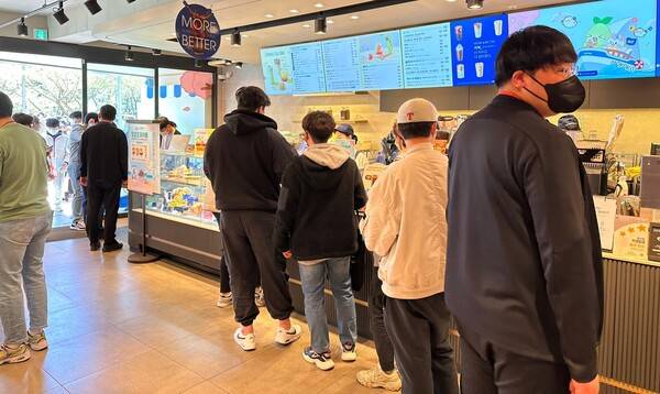 - 동선이 꼬이니까 수용할 수 있는 인원이 더 적어진다