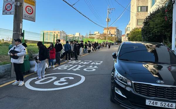 - 오전 6시쯤에는 대기열이 측면에서 후면까지 이어졌다