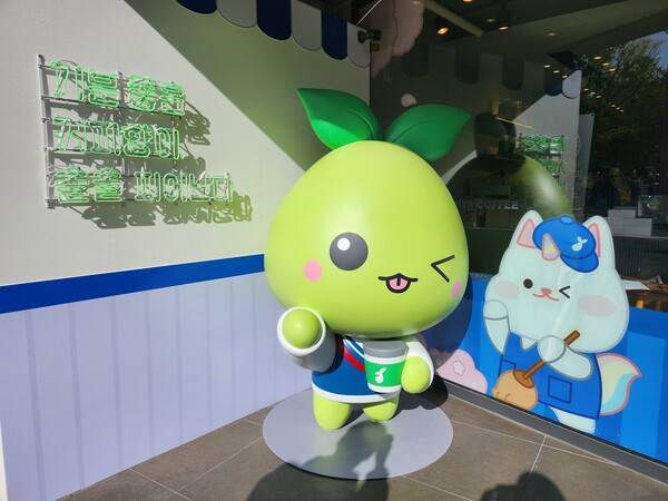 - 입구에 마련된 바리스타 모코코와 코니의 포토존