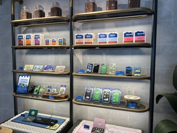 - 1층 벽에는 판매 중인 모코코 굿즈가 전시되어 있다