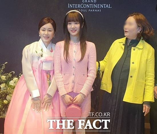 견미리는 결혼식을 찾은 연예계 지인들로부터 주인공들 못지 않게 많은 축하를 받았다. 그는 하객들의 축하에 차분하게 미소를 띤 채 일일이 답례를 했다. 가운데는 첫째딸 이유비 /강일홍 기자
