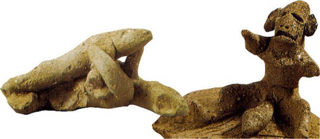 신라 시대 유물인 토우에는 성교하는 모습(왼쪽)과 큰 성기를 그린 사례가 많았다. <사진 출처=국립경주문화재연구소>