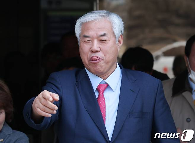 (서울=뉴스1) 박세연 기자 = 코로나19가 확산중이던 2020년 대규모 광복절 집회를 주도한 혐의로 재판에 넘겨진 전광훈 사랑제일교회 목사가 15일 오후 서울 서초구 서울중앙지방법원에서 열린 선고공판을 마치고 법원을 나서고 있다. 전 목사는 이날 징역 1년 6개월과 집행유예 3년, 벌금 450만원을 선고 받았다. (공동취재)2023.2.15/뉴스1 Copyright (C) 뉴스1. All rights reserved. 무단 전재 및 재배포 금지.