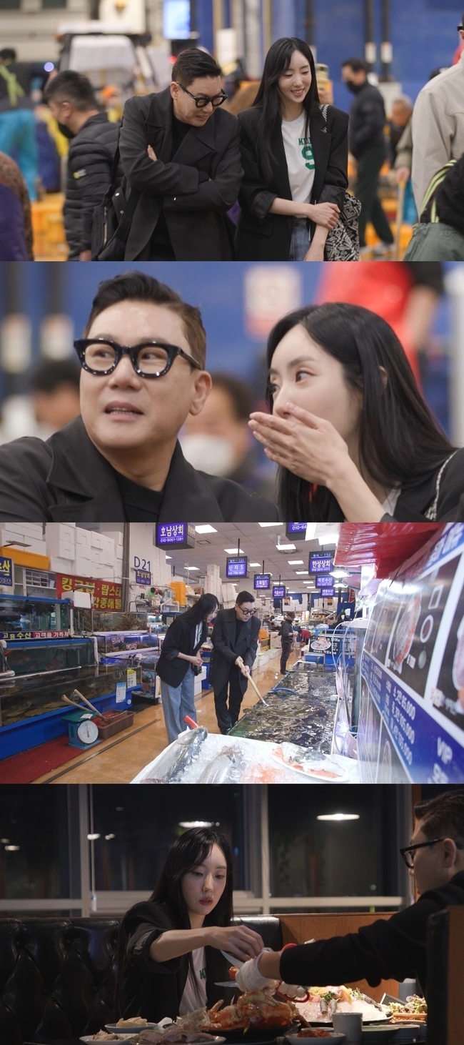 Lee Sang-min has met up with his blind date again.On April 9, SBS entertainment  ⁇  My Little Old Boy  ⁇ , Sangmins sweet bittersweet after-date scene on the last blind date is revealed.There was a sense of anticipation and tension in the studio at the same time as Sangmin was waiting for blind date, but when Dates place and time were revealed, everyone was amazed.Noryangjin Fish Market was the date place at dawn time.Sangmin, who was called to the market to serve the most delicious sashimi, went to blind date girl and unusual date. Movengers unexpectedly fell into the romantic date scene of two people.So, the MCs said that they were aiming for a purpose, but it is the back door that Sangmins behavior changed from the beginning.In addition, this Sangmin completely shook off the face of the usual Sangmin, blind date for the opponent, and flexed the Kingler with lump sum and surprised everyone.Sangmin, who moved to the restaurant with blind date opponent afterwards, opened his heart honestly unlike the first meeting.However, in the conversation that flowed smoothly, she finally broke down in front of the blind date girl again and made everyone sigh.