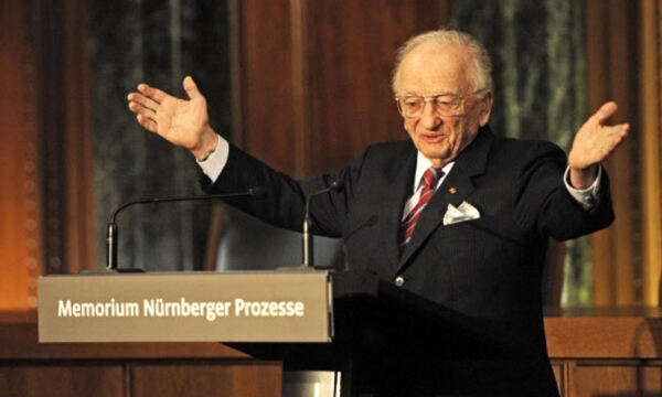 루마니아계 미국인 법률가 벤자민 페렌츠(1920∼2023)가 2010년 11월 독일에서 열린 뉘른베르크 전범 재판 기념행사 개막식에서 연설하고 있다. AP연합뉴스