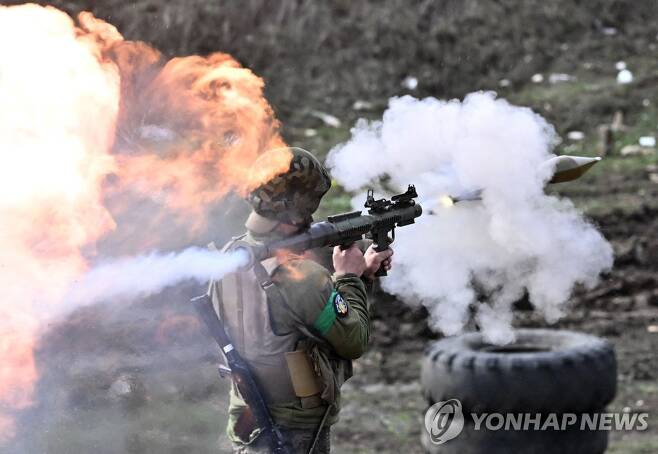 로켓포 쏘는 우크라이나군 [AFP 연합뉴스 자료사진. 재판매 및 DB 금지]