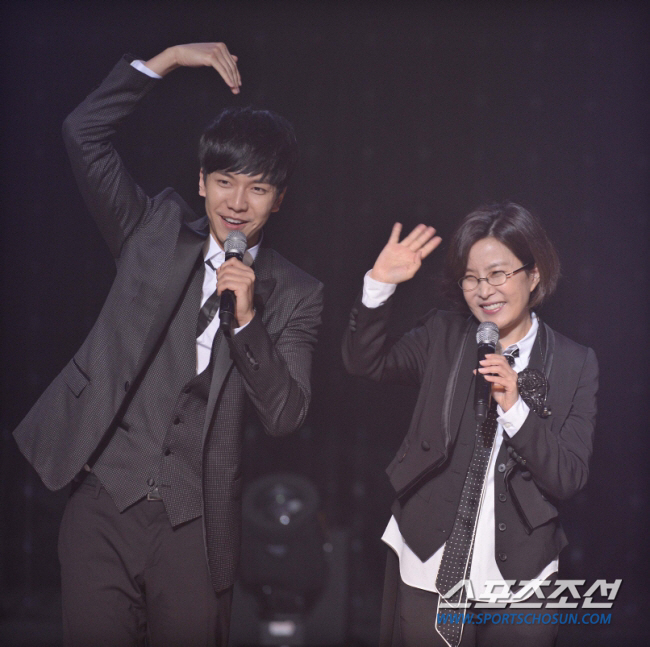 Singer and actor Lee Seung-gi and Lee Da-ins Wedding ceremony, the fourth day of conversation.Lee Seung-gi and Lee Da-in became married on July 7 with a wedding ceremony at Grand Intercontinental Seoul Parnas in Samseong-dong, Gangnam-gu.Before the wedding ceremony, it was announced that Yoo Jae-seok was in charge of the first division society and Lee Soo-geun was in charge of the second division society. There were many stories that Lee Jucks celebration news was announced and the concert-class lineup was completed.In the actual wedding ceremony, Lee Hong-gi, including Lee Juck, also excitedly called Horse.Here, Lee Seung-gi smiled Lee Da-in, the bride, by singing Lets Get Married, which is widely used as his representative song and celebration.After the wedding ceremony, everything was a topic of conversation. A list of guests at the time reminded me of an awards ceremony.Lee Soon-jae, Son Jun-ho, Lee Se-young, Han Hyo-joo, Seo Jang-hoon, Gil, Sang-yoon Lee, Hyunsuk Lee, Lee Hong-gi, Eunhyuk Lee, Dongwook Lee,Hwang Seon-hong, a former national soccer player, and a hanbok designer, also attended the event, and the appearance of businessmen attracted attention.KB Financial Group Chairman Yoon Jong-kyu of KB Kookmin Bank, where Lee Seung-gi worked as a model, also attended and anticipated Lee Seung-gis network.Everything that happens inside the wedding ceremony is also a topic of conversation.Lee Soon-jae, an elderly actor, made an instant marriage officiant in celebration of the future for two people.Earlier on the 7th, Lee Seung-gi said, I remember filming hard on the set in Anseong. I was on a roll, and Dusabu-niche (Butler-niche) was also the first to appear.It is always in my head, promising the future. However, it was extremely private that became the topic of conversation.Lee Soon-jae told Marriage Officiant at the time, Make love vigorously and actively. Do it five times a week.I can not do it if I lose my strength, he joked with a joke, and this is a topic of conversation and is in an embarrassing situation.At the time, Lee Seung-gi and Lee Da-in laughed at their faces and laughed, and a guest laughed, but they were being criticized by netizens other than Wedding ceremony.There is a lot of talk about what happened in the Wedding ceremony, a very private place where private people gathered.Lee Sun-hee and Lee Seo-jin of Lee Seung-gis former agency, HOOK ENTERTAINMENT, were also absent and collected the topic of conversation.Lee Seung-gi has separated from his former agency due to special circumstances, and Lee Sun-hee and Lee Seo-jin are still members of HOOK ENTERTAINMENT.So attending a wedding ceremony may be more unusual.Lee Seung-gi and Lee Da-ins Wedding ceremony is hot for the fourth time.