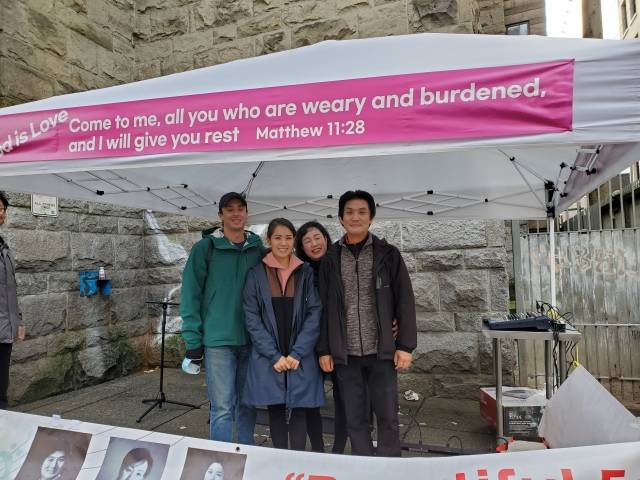 뷰티플 피트 이의춘 교수(오른쪽)와 가족이 찬양으로 함께 했다.