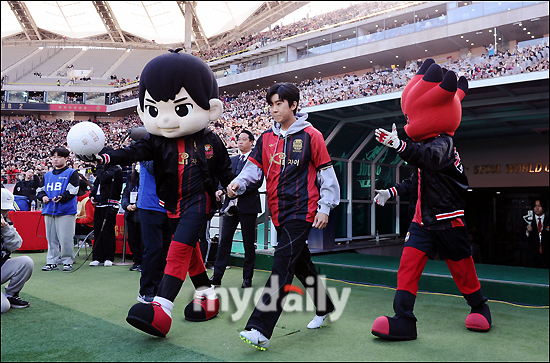 Sangam was taken aback by the appearance of singer Lim Young-woong.Singer Lim Young-woong appeared as a time axis on Hana One Q K League 1 FCSeoul and Deagu FCs Kyonggi held at Seoul World Cup Sports Venue in Sangam-dong, Seoul on the afternoon of the 8th.The Sangam World Cup Sports venue was a hot festive atmosphere.Even in chilly weather, Sports Avenue was filled with more than 45,000 Guanzhong, the most in Korean professional sports since Corona.FC Seoul, who received a hot aura, scored three goals and scored a 3-0 victory over Deagu.On this day, Sports venue received a warm cheer from Guanzhong with a message on the electric signboard before the start of Kyonggi, Spring soccer field with Lim Young-woong.In addition, Lim Young-woongs video and music flowed and the atmosphere was heightened. When Lim Young-woong appeared on the Sports venue, the shout of Guanzhong reached its peak.Lim Young-woong, who appeared in FCSeouls uniform, announced the start of Kyonggi with a time axis on the Harp line.Lim Young-woong presented the EDM version of HERO at the Harp time performance, which started at the end of the first half with 3-0.Lim Young-woong, who appeared with the dancers, showed a brilliant performance to the exciting music, and it was like watching Lim Young-woongs concert hall.Lim Young-woong, who finished the Harp time performance by showing girl group dance according to Ives after-like, watched Kyonggi from Guanzhong seat to the end and certified steamed soccer fan.The image of Lim Young-woong was captured on camera.Lim Young-woong on Sports VenueLim Young-woong is entering Sports Venue wearing an FCSeoul uniform.by the Guanzhongs,Ill be far away!Time Axis by Lim Young-woong ⁇   ⁇   ⁇   ⁇   ⁇   ⁇   ⁇   ⁇   ⁇   ⁇   ⁇   ⁇   ⁇   ⁇   ⁇   ⁇   ⁇   ⁇   ⁇   ⁇   ⁇ 니다.Lim Young-woong, Run with us!Lim Young-woongLim Young-woong Cheers to FCSeoul Victory