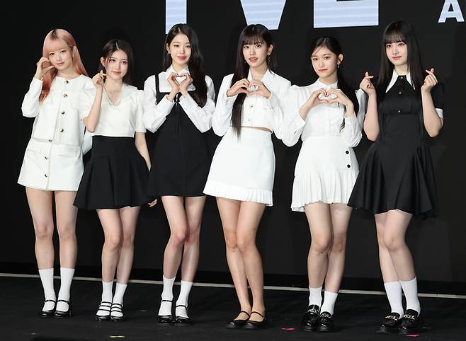 그룹 아이브가 10일 서울 여의도 콘래드호텔에서 열린 첫 정규 앨범 ‘I’ve IVE‘ 발매 기념 기자간담회에서 포즈를 취하고 있다. 연합뉴스