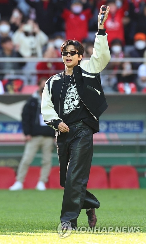Lim Young-woong was a time axis player on the Professional Football League KUEFA Champions League 1 FCSeoul and DeaguFC Kyonggi on the 8th, and showed great performance with time axis and made the Seoul World Cup Sports venue shake.On the same day, 45,007 Guanzhong entered, setting the record for the most Guanzhong in the KUEFA Champions League since the 2018 season when the Korean Professional Football League began counting paid Guanzhong.KUEFA Champions League history is also the 14th most Guanzhong.Superstar  ⁇ Lim Young-woong Effect  ⁇  was revealed from the booking. The booking was started at 6:00 pm on March 3, and more than 25,000 tickets were sold in 30 minutes.An official of the club said, I can not even remember how many phone calls I received in the last week. Lim Young-woong fandom admired.Lim Young-woong, who came to the time axis from the Harp line, shot a strong left-footed shot near the goalkeeper and applauded.Lim Young-woong, who greeted Hwang Ui-jo and Ki Sung-yong, watched Kyonggi in Guanzhong and cheered.In addition, a surprise performance was unfolded at Harp time, and Sangambeol went to the shout. Lim Young-woong called  ⁇  Hero  ⁇  and danced to the girl group Ives  ⁇  After Like  ⁇  and enjoyed the fans.Lim Young-woong, in particular, focused his attention on the soccer field. Lim Young-woong performed soccer boots with dancers to perform soccer fans praise.The President of the Republic of Korea, Mr. President, has welcomed the President of the Republic of Korea, Mr. President, Mr. President, Mr. President, Mr. President, Mr. President, Mr. President, Mr. President, Mr. President, Mr. President, Mr. President, Mr. President, Mr. President, Mr. President, Mr. President, Mr. President, Mr. President, Mr. President, Mr. President, Mr. President, Mr. President, Mr. President, Mr. President, Mr. President, Mr. President, Mr. President, Mr. President, Mr. President, Mr. President, Mr. President, Mr. President, Mr. President, Mr. President, Mr. President, Mr. President, Mr. President, President, Mr. President, Mr. President, President, Mr. President, President, Ive been hit by an etry.Lim Young-woong signed 5 Seoul uniforms directly and provided them as an event product through lottery and rewarded fans love.Paul Manafort was no less than Lim Young-woong on the day of heroic poetry, which is similar to Lim Young-woong.Kyonggis dress code is an autonomous dress code except for sky blue, and I would like to wear costumes that reveal heroic poetry, but I would like you to respect and protect another culture of soccer fandom.The heroic poetry group gave up the symbolic blue color by practicing it.On that day, he gave up on the color of Seouls opponent team, Deagu, gave up, voluntarily dressed in different colors, picked up Seoul and the national teams cheering tools, and melted with soccer fans.Supported by Lim Young-woong and fandom, Seoul won 3-0 thanks to back-to-back goals from Hwang Ui-jo, Na Sang-ho and Palosevic in the first half.Seouls Ahn Ik-soo thanked Lim Young-woong for creating such an atmosphere.Hwang Ui-jo, who scored the goal, said, Thanks to Lim Young-woong, many fans came to see me.