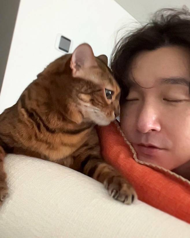Actor Jo Seung-woo spent a relaxing day with his dogs and cats.On the 9th, Benny GoodmanKahaani blog posted a post titled Jo Seung-woo and his family introduced by a bear cub.Jo Seung-woos companion dog, a bear cub, wrote in the first person, Introducing our Father Jo Seung-woo (me and snout stick and komsuni). Hello?I am a bear cub that resembles my father. He is a komsuni who resembles the cuteness of his father, and he is a komsuni who resembles a charming charm. A bear cub, in consideration of Jo Seung-woos role as a lawyer in the JTBC drama Charles V, Holy Roman Emperor, divorce on the day, said, First of all, our father goes well with shirts and ties.You look like a lawyer. Your glasses look good. Theyre nice and sometimes cute, he said.Father always looks at us with warm eyes and accepts telepathy as well. It makes a warm shelter. Snout stick is a father gum ticket, he said.Then a bear cub and snout stick komsuni showed off their cuteness through various photos.Jo Seung-woo has adopted a bear cub, a dog that was in danger of euthanasia, at an organic animal shelter in Goseong-gun, Gyeongsangnam-do.Since then, the shelter said, The adoptee had been inquiring about the child several times since last September, but the list of euthanasia came up and the child kept thinking about it, so he decided to adopt it. The guardian of the 50th child is actor Jo Seung-woo.Jo Seung-woo also showed a bear cub asking for a hand, giving a snack or taking a walk. A bear cub boasted a healthy visual and happy look compared to the time of the abandonment.In the online community, the recent situation with the dog became a hot topic, with posts such as a bear cub recently adopted by Jo Seung-woo and Jo Seung-woo, who turned out to be a polar parent.At that time, a bag decorating conversation was held at the puppy kindergarten, and it was announced that a bear cub received the first prize.Jo Seung-woo seems to have decorated a bear cubs backpack with a bunch of dolls, giving a glimpse of Jo Seung-woos affection for a bear cub.Photograph: Benny GoodmanKahaani Blog