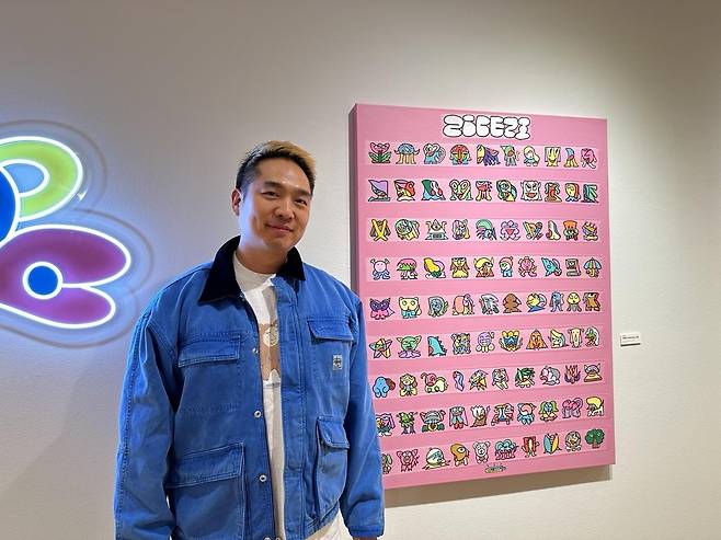 영화 '기생충' 속 그림과 작가 지비지(ZiBEZI) (로스앤젤레스=연합뉴스) 임미나 특파원 = 영화 '기생충' 속 그림으로 유명한 지비지(ZiBEZI) 작가가 9일(현지시간) 로스앤젤레스(LA) 한국문화원에서 열린 특별전에서 작품을 소개했다. 2023.4.10 mina@yna.co.kr