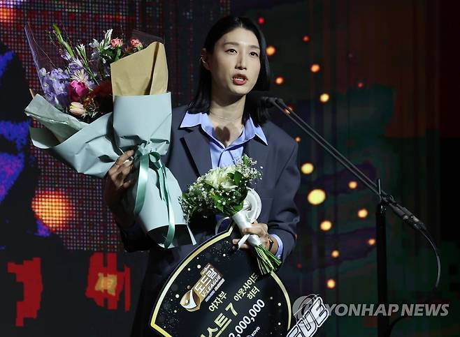 수상소감 말하는 김연경 (서울=연합뉴스) 이지은 기자 = 10일 오후 서울 용산구 그랜드 하얏트호텔에서 프로배구 2022-2023 V-리그 시상식에서 여자부 베스트7을 수상한 흥국생명 김연경이 소감을 말하고 있다. 2023.4.10 jieunlee@yna.co.kr