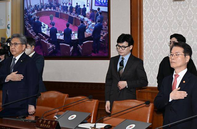 한동훈(가운데) 법무장관이 지난 2월 28일 서울 종로구 정부서울청사에서 열린 국무회의에 참석해 다른 국무위원들이 국민의례를 하는 동안 의자 뒤편에 서 있다. 왕태석 선임기자