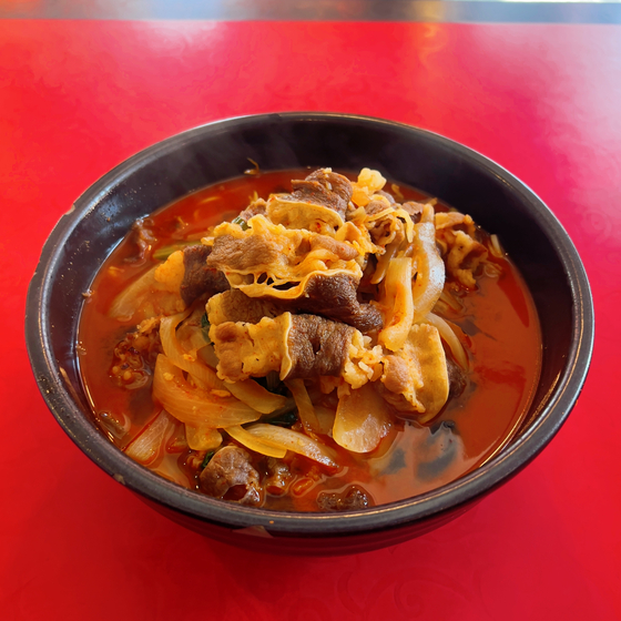 Sujeoga's chadol jjampong, or spicy noodles with beef brisket [LEE TAE-HEE]