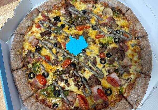 - 12조각으로 나눠진 컬래버레이션 피자