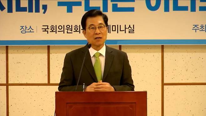 ▲신경민 전 더불어민주당 의원이 지난 10일 국회 의원회관에서 열린 연대와 공생 심포지움에서 팬덤과 유튜버, 저질 정치인의 결합설을 주장하고 있다. 사진=정치의숲 유튜브 영상 갈무리