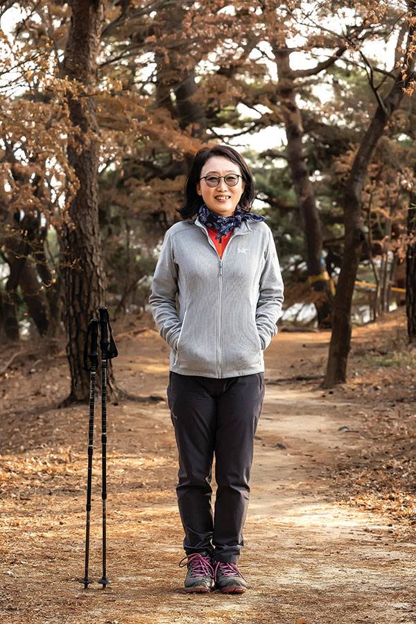 이정애 박사의 산행 복장. 인터뷰를 위해 특별히 아크테릭스를 챙겨 입었다. 그녀는 저렴한 등산복 마니아다.