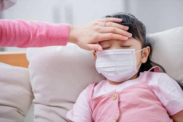 해열제 복용 후 아이가 위장장애를 일으킨다면, 식사나 우유와 함께 약을 먹이는 게 문제 해결에 도움이 된다. /클립아트코리아