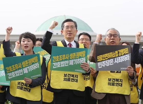 이필수 대한의사협회장(가운데)을 비롯한 보건복지의료연대 회원들이 13일 오후 서울 여의도 국회 앞에서 가진 기자회견에서 간호법 본회의 상정을 반대하고 있다. 대한의사협회를 비롯해 13개 보건의료 유관 단체로 구성된 보건복지의료연대는 더불어민주당이 직회부한 간호법을 본회의에 상정해서는 안된다고 주장했다. 간호법은 현행 의료법에서 간호사 관련 조항을 따로 떼어내 법제화한 법으로 간호사의 업무 범위를 명확히 하고 처우와 역할을 강화하는 내용을 담고 있다. 뉴스1