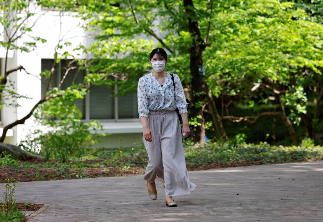 나루히토 일본 왕의 외동딸인 아이코 공주가 12일 일본 도쿄의 가쿠슈인 대학에 첫 등교한 모습이 카메라에 포착됐다 . [로이터]