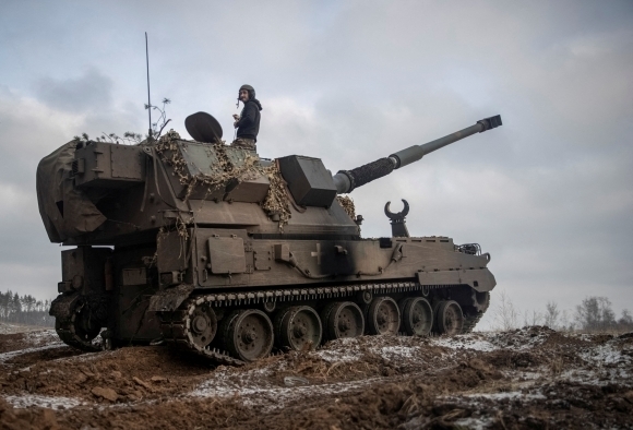 우크라이나 동부 돈바스 도네츠크주 최전방에서 우크라이나 군인들이 러시아 진지를 향해 폴란드산 크라프 자주 곡사포를 발사할 준비를 하고 있다. 2023.1.17 로이터 연합뉴스