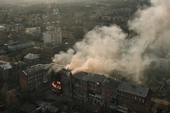 러시아의 미사일 공격으로 바흐무트 주택가의 건물이 불타고 있다. 우크라이나 국방부 트위터