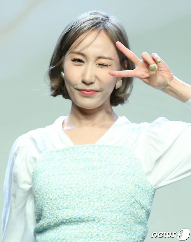 트로트 가수 별사랑이 14일 오전 서울 강남구 청담동 일지아트홀에서 가진 새 싱글 '장꾸미' 쇼케이스에서 포즈를 취하고 있다. 2023.4.14/뉴스1 ⓒ News1 권현진 기자