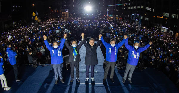 2022년 3월 대선에서 적어도 경기도에서는 이재명 후보가 윤석열 후보에게 56만5861표를 이겼다. 실제 승패를 결정한 두 사람의 표차(24만7077표)의 두 배 넘는 표를 받고도 이 후보는 전체 결과에서는 졌다. 이재명 더불어민주당 대선후보가 2022년 3월 8일 오후 서울 청계광장 마지막 집중유세에서 정세균 전 총리, 김동연 전 새로운물결 대선후보, 이낙연 전 총리, 송영길 당대표 등과 함께 손을 들어 인사하고 있다. / 박민규 선임기자