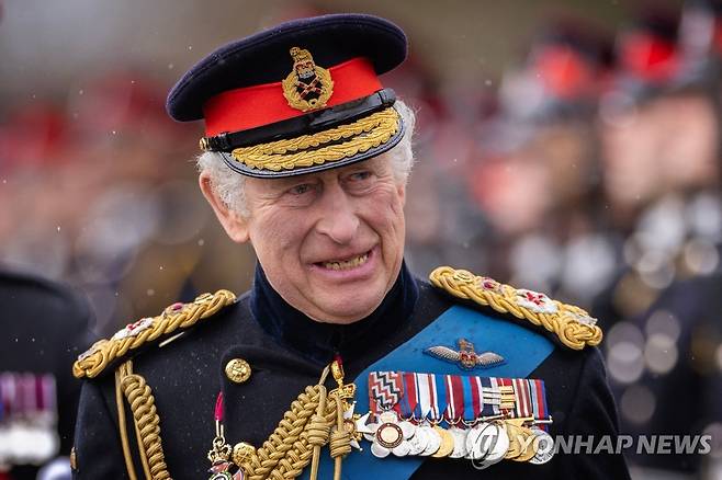영국 찰스 3세 국왕 (AFP=연합뉴스) 영국 찰스 3세 국왕이 14일(현지시간) 샌드허스트 왕립육군사관학교 졸업식에서 졸업하는 장교들의 행진을 사열하고 있다. 2023.4.14 photo@yna.co.kr