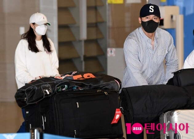 Son Ye-jin (41, real name Son Ye-jin) - Hyun Bin (40, real name Kim Tae-pyeong) Couple, who has passed marriage and childbirth, is going to enter the ten-day mode again after breathing.Recently, Son Ye-jin - Hyun Bin Couple celebrated the first anniversary of marriage and accompanied by Hyun Bins schedule car Japan.According to Son Ye-jins agency, Son Ye-jin left Japan with Hyun Bin on October 10 and returned home on the 14th.A related official said, Son Ye-jin is accompanied by Hyun Bins Japan schedule, and I know that he enjoyed traveling together.Hyun Bin and Son Ye-jin were also seen together at a hotel in Tokyo, Japan.Son Ye-jin, who gave birth to a son on November 27 last year, finished his postpartum cooking to some extent. Son Ye-jin, who has been working on his work before marriage and childbirth, is interested in his future work as he has a rest period of more than a year.The agency said, We are not considering dramas and movies, and we are reviewing the next works as a whole.Hyun Bin, the father and father of a family, is working without a big gap. As a head of a family,And I think I should do my job well to show my wonderful Father. Hyun Bin said.Recently, the Japan schedule with Son Ye-jin was the Italian Life High-end Brand Event, and it was the back door that we could see the unchanging popularity of Hyun Bin in Japan Event which we found in five years.According to Hyun Bins agency, the event was followed by a welcome procession of fans from Haneda Airport, and a crowd of nearly a thousand people gathered at the event.Hyun Bin recently finished filming Harbin (director Woo Min-ho) following last years film Hyojo 2: International (director Lee Seok-hoon) and Movie - The Negotiation (director Lim Soon-rye) in January.Harbin is scheduled to be unveiled in the first half of this year.Son Ye-jin - Hyun Bin Couple, who made a kite through the movie Movie - The Negotiation, rang the wedding march on March 31 last year after the fellowship.In the TVN drama The Landing of Love, Seri and Jung Hyuk couples developed into real lovers and received great attention because they led to the connection of Couple.As the landing of love is greatly loved by the worlds fans, the two are called lovers of the century and are enjoying more popularity.